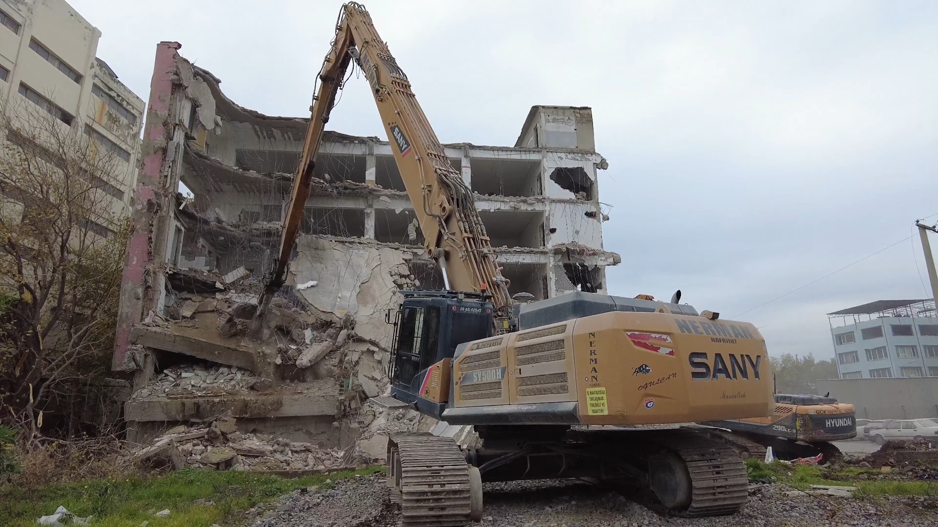 拆除新纪元 三一SY500长臂挖掘机助力高层建筑解体
